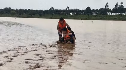 Anh trai lao xuống dòng nước khi thấy em gái nhảy cầu, Cảnh sát kịp thời cứu sống cả hai