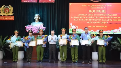 Khen thưởng tập thể, cá nhân phá đường dây mua bán vũ khí quy mô lớn