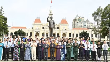 Đoàn đại biểu TP Hồ Chí Minh dâng hương tưởng nhớ Chủ tịch Hồ Chí Minh và Chủ tịch Tôn Đức Thắng