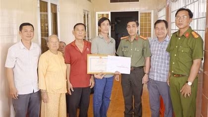 Khen thưởng cá nhân có thành tích xuất sắc đấu tranh, phòng chống tội phạm