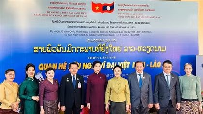 Phu nhân Ngô Phương Ly dự Khai mạc Tuần phim Việt Nam và Triển lãm ảnh Việt Nam-Lào