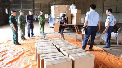 Tạm giữ lô hàng bánh kẹo không rõ nguồn gốc