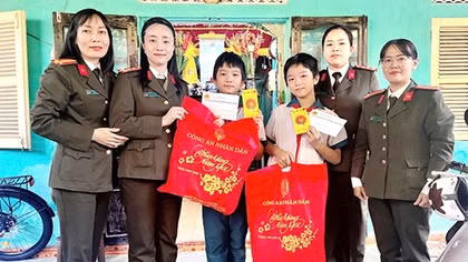 Công an TP Huế tiếp sức nhiều trẻ mồ côi vững bước đến trường
