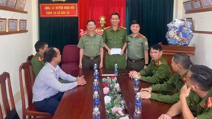 Công an Cửa khẩu Tân Sơn Nhất tặng quà CBCS tăng cường các xã biên giới
