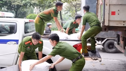 Công an Đồng Nai vận động hơn 30 tấn hàng hoá hỗ trợ đồng bào bị thiệt hại do bão lũ