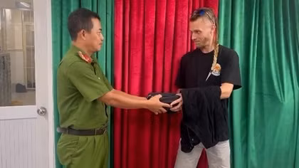 Du khách Bỉ được Công an hỗ trợ tìm lại tài sản để quên trên taxi