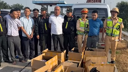Đặt xe vận chuyển nửa tấn pháo đem giao tại trạm thu phí trên cao tốc