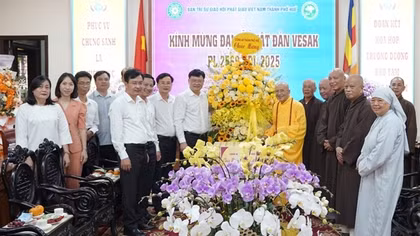 Công an TP Huế chúc mừng Đại lễ Phật đản năm 2025