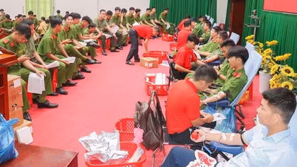 Hơn 200 CBCS Công an Vĩnh Long tham gia hiến máu tình nguyện