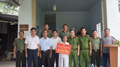 Quảng Ngãi: Trao nhà nghĩa tình đồng đội tặng gia đình liệt sĩ CAND