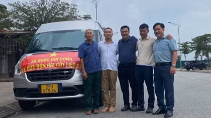 Phó trưởng Công an xã Tiên Dược tận tình giúp người dân đưa hài cốt liệt sỹ về quê nhà