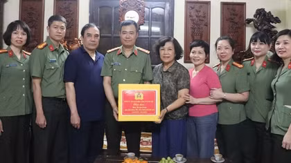 Công an TP Hà Nội thăm hỏi, tri ân gia đình liệt sĩ và cán bộ lão thành