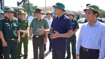 Công an Quảng Trị bám sát cơ sở cùng nhân dân chống bão