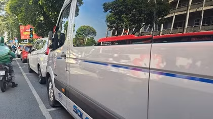 Nghịch cảnh “xén” lòng đường để cho đậu xe ô tô thu phí vẫn lỗ?