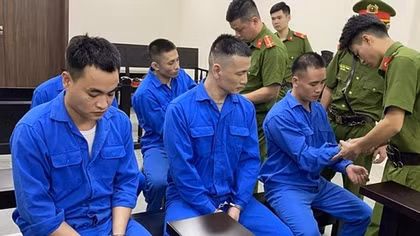 Quậy phá để chiếm đoạt tiền của chủ nhà hàng người nước ngoài, lĩnh 13 năm tù