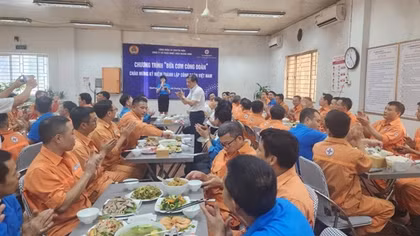 “Bữa cơm Công đoàn”, ấm lòng giữa ca làm việc