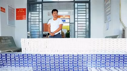 Tài xế lái ô tô vận chuyển hơn 11.000 bao thuốc lá lậu