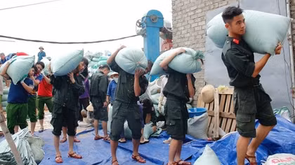 Cảnh sát cơ động sát cánh cùng nhân dân khắc phục hậu quả bão số 10