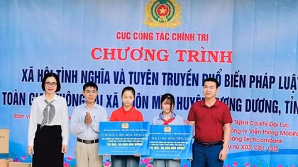 Trao tặng 100 suất học bổng tiếng Anh MobiEnglish cho hai điểm trường