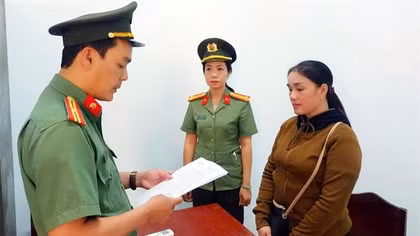 Khách và chuyên viên ngân hàng thông đồng làm "sổ đỏ" giả để vay vốn