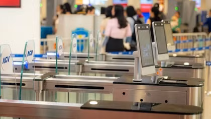 Tăng cường triển khai ứng dụng VNeID và nhận diện sinh trắc học làm thủ tục lên máy bay