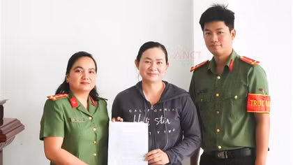 Cán bộ Công an Cần Thơ trao trả tiền cho người chuyển nhầm
