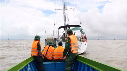 Thuyền buồm nước ngoài gặp sự cố ngoài khơi Cà Mau