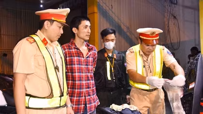 Tuần tra đêm, CSGT bắt quả tang 2 đối tượng tàng trữ “hàng đá”