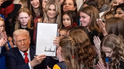 Ông Trump ký lệnh cấm người chuyển giới tham gia môn thể thao dành cho nữ