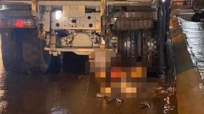 Nghi trượt nắp cống trong mưa, nam sinh viên bị xe ben kéo đi hàng trăm mét