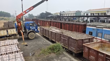 Bắt đầu vận chuyển miễn phí 1 triệu viên gạch hỗ trợ xây dựng nhà ở tại miền Trung