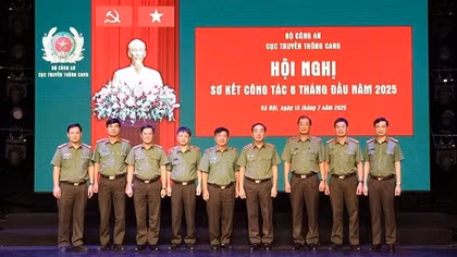 Nhiều phóng viên của Cục Truyền thông CAND lăn xả hiện trường, không kể hiểm nguy