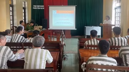 Những “thầy giáo” mang sắc phục Công an