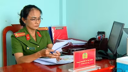 Nữ trưởng Công an xã tận tụy với công việc