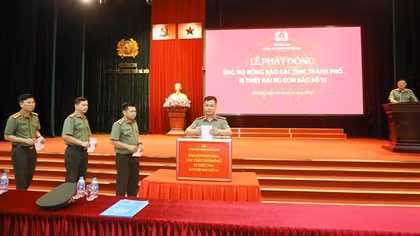 Công an TP Hà Nội chung tay hướng về đồng bào vùng lũ