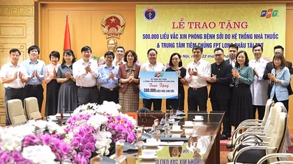 Bộ Y tế tiếp nhận 500.000 liều vaccine sởi do FPT Long Châu trao tặng