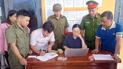 Công an xã biên giới phối hợp phát quà tặng đồng bào dịp Lễ Quốc khánh