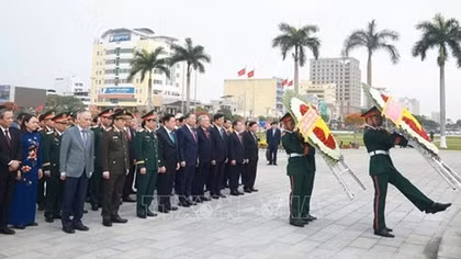Tổng Bí thư dâng hương tưởng niệm các Anh hùng liệt sĩ tại Đài tưởng niệm TP Đà Nẵng