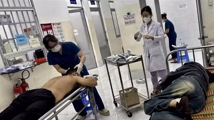 Xe chở gần 30 công nhân lật ngang, hơn 10 người bị thương