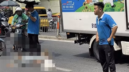 Băng qua đường không đúng nơi quy định, cụ bà 70 tuổi bị xe tông nguy kịch