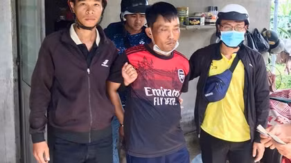 Giả khách mua hàng, trói nhân viên, lục soát cướp tài sản