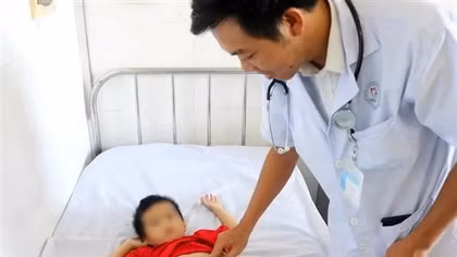 Búi tóc nặng nửa ký nằm trong dạ dày bé trai 5 tuổi