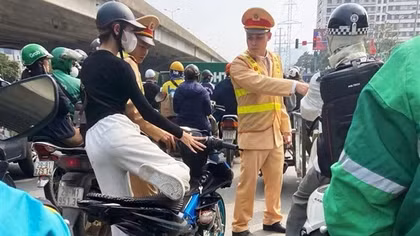 Nữ sinh đi xe độ chế bị CSGT xử phạt hàng loạt lỗi