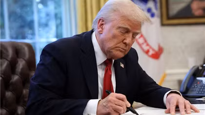 Ông Trump tuyên bố áp thuế các loại ô tô nhập khẩu từ 2,5% lên 25%