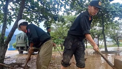 Lũ lụt đi qua, tình quân dân ở lại