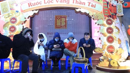 Người dân Thủ đô chịu rét, "đội mưa" đi mua vàng ngày vía Thần tài