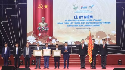 Trường THPT Chuyên KHTN và hai bộ môn được trao tặng Huân chương Lao động hạng Nhất, Nhì, Ba