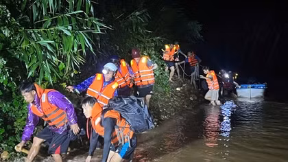 Màu sắc phục trong cơn lũ dữ