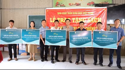 Nhà xuất bản Giáo dục Việt Nam tặng SGK cho học sinh Điện Biên chịu ảnh hưởng mưa lũ