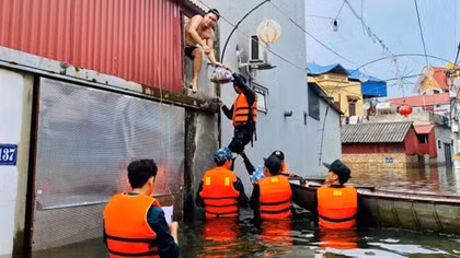Toả sáng hình ảnh Cảnh sát cơ động giúp dân nơi tâm lũ